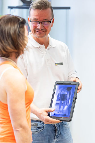 Herr Nonnengäßer, der Geschäftsführer der Orthopädie-Technik Nonnengäßer berät eine Kundin.