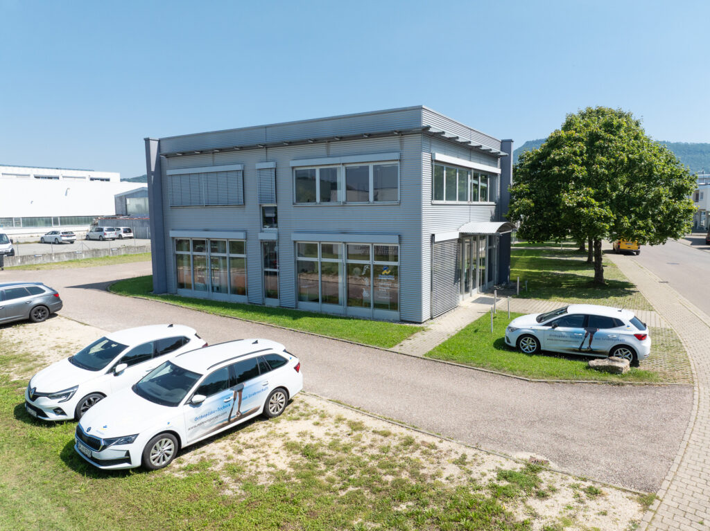 Außenaufnahme des Firmengebäudes von Nonnengäßer Orthopädietechnik in Donzdorf – Eckansicht